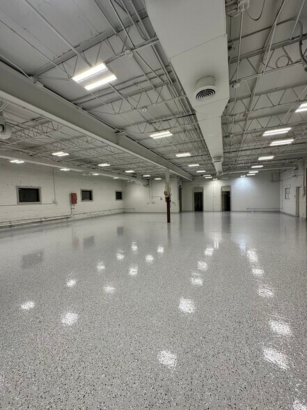 More Photos Of 3200 W Le Moyne Ave, Stone Park Warehouse For Lease