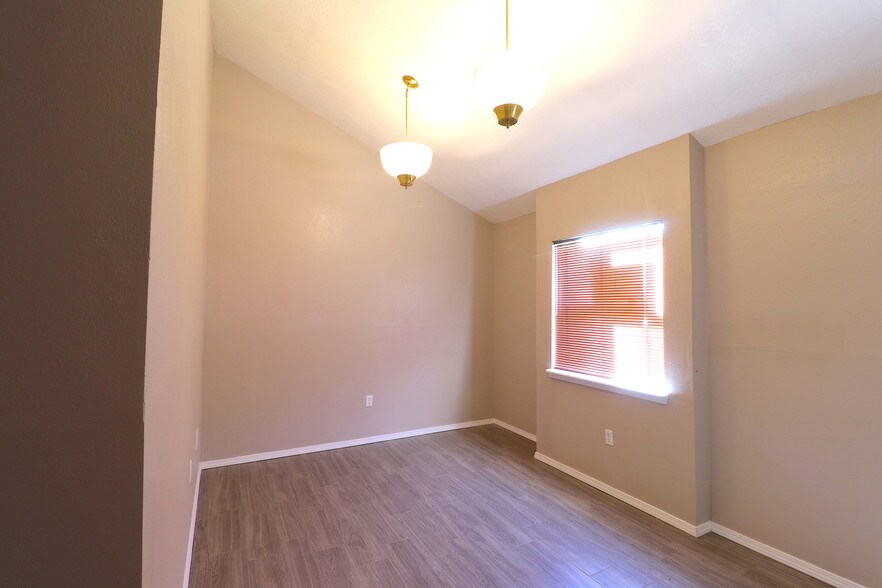 More Photos Of 2000 E Lohman Ave, Las Cruces Office For Lease