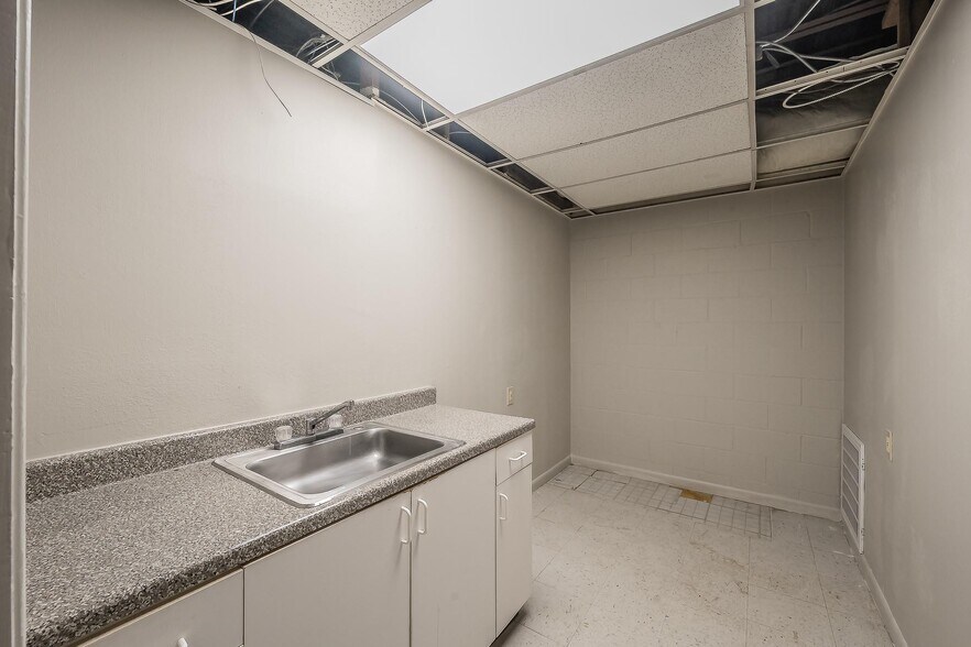 More Photos Of 5704 James Ave, Fort Worth Storefront Retail Office For Sale
