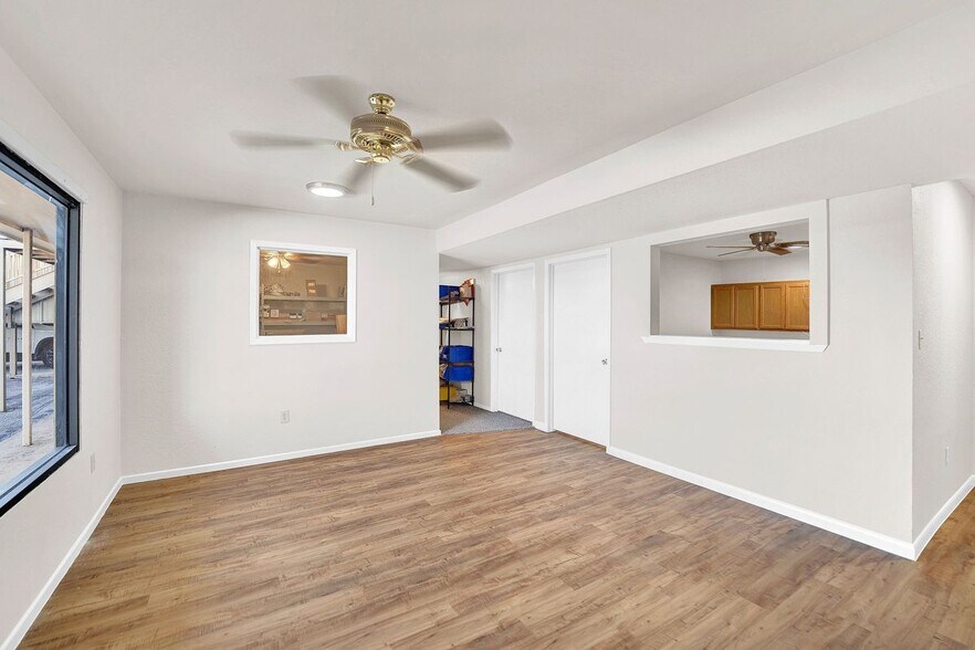 More Photos Of 389 Interstate 35 S, Devine Unknown For Lease