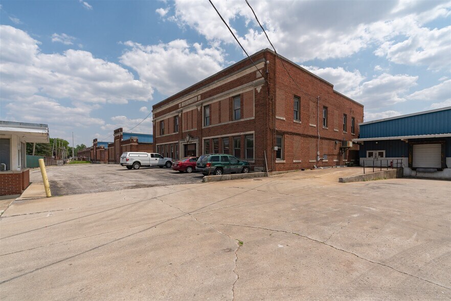 More Photos Of 1100 E Bell St, Bloomington Manufacturing For Lease