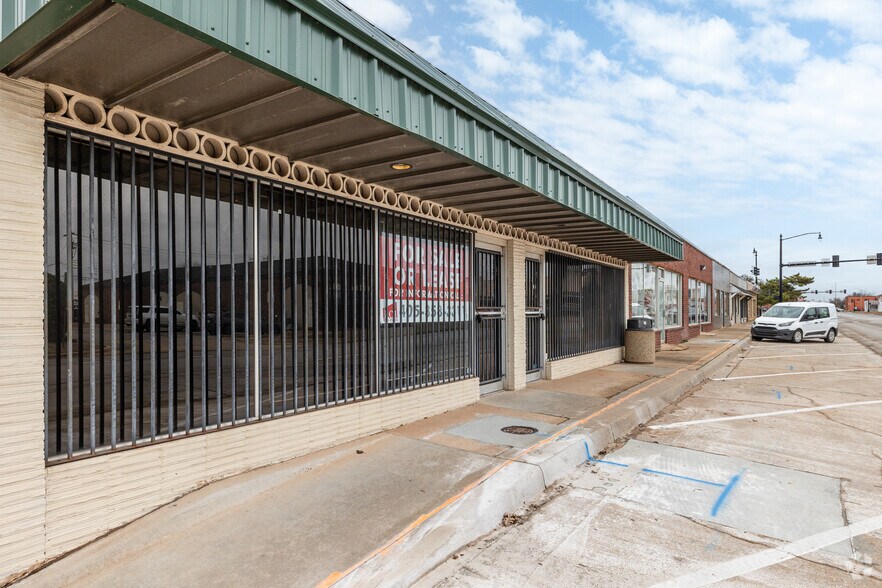 More Photos Of 317 W Gray St, Norman Storefront For Sale