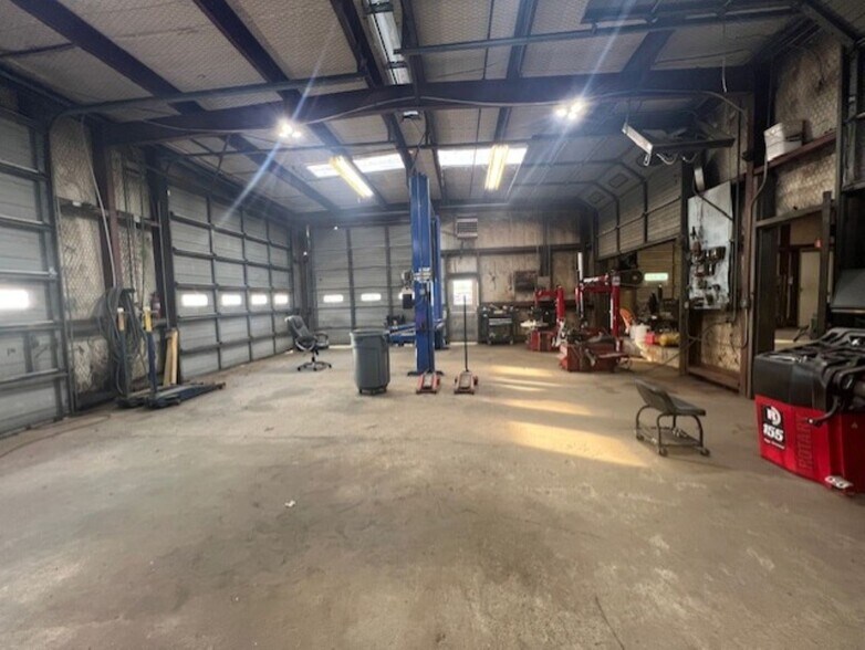 More Photos Of 1914 Cypress St, West Monroe Service For Sale