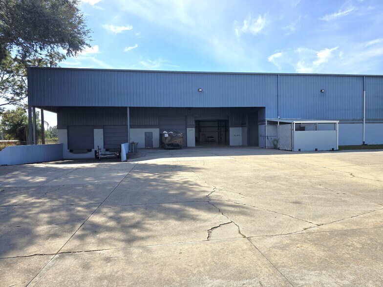 More Photos Of 6464 Parkland Dr, Sarasota Warehouse For Lease