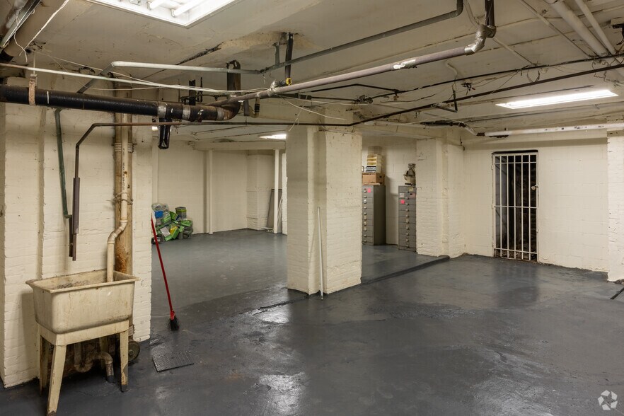 More Photos Of 1496-1498 1st Ave, New York Apartments For Lease