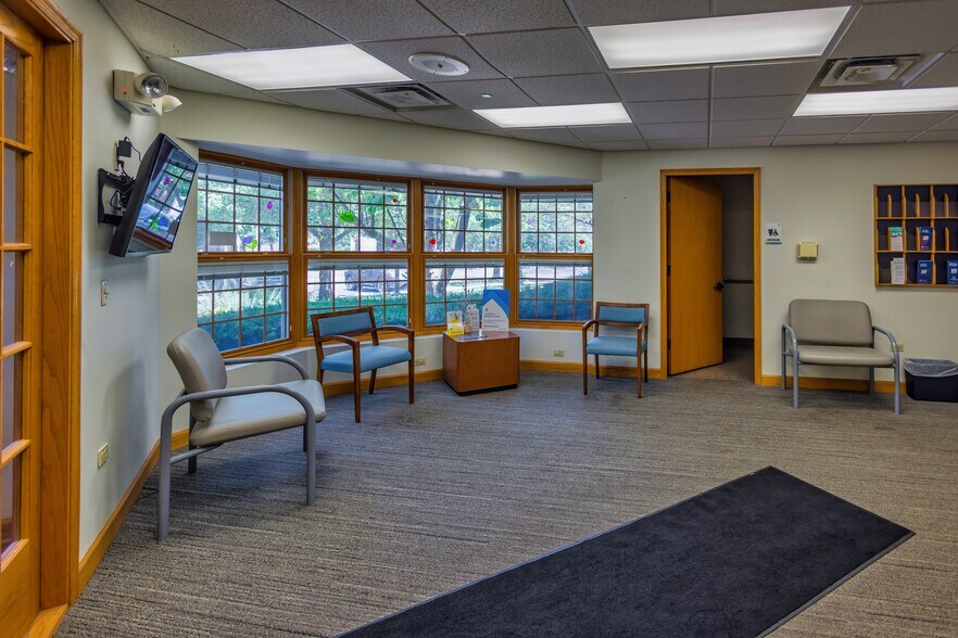 More Photos Of 1015 Summit St, Elgin Medical For Lease