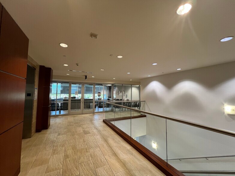 More Photos Of 5701 W Talavi Blvd, Glendale Office For Lease