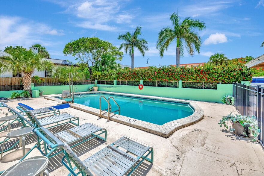 More Photos Of 320 N Federal Hwy, Lake Worth Hotel For Sale