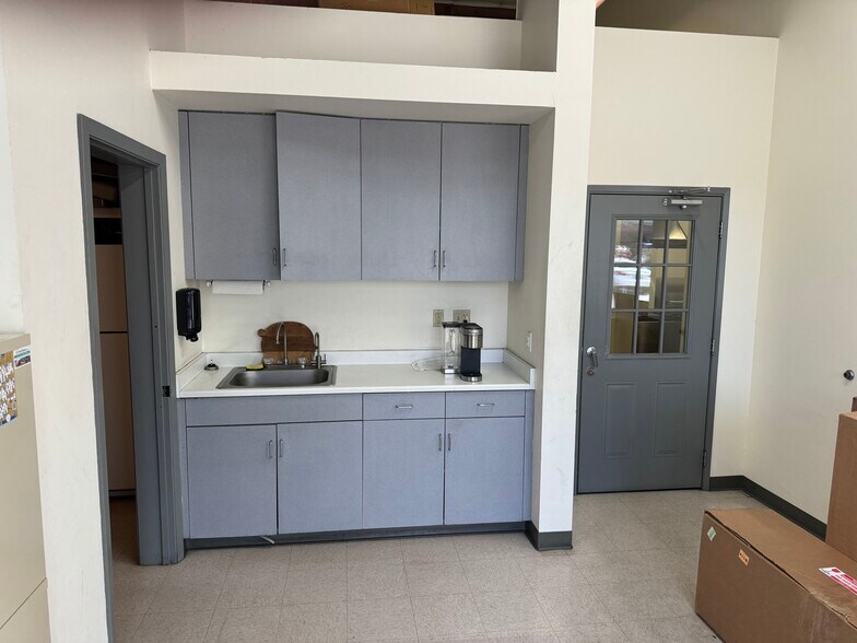 More Photos Of 1801 Piner Rd, Santa Rosa Showroom For Sale