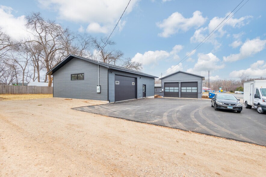 More Photos Of 936 1st Ave E, Shakopee Auto Repair For Sale