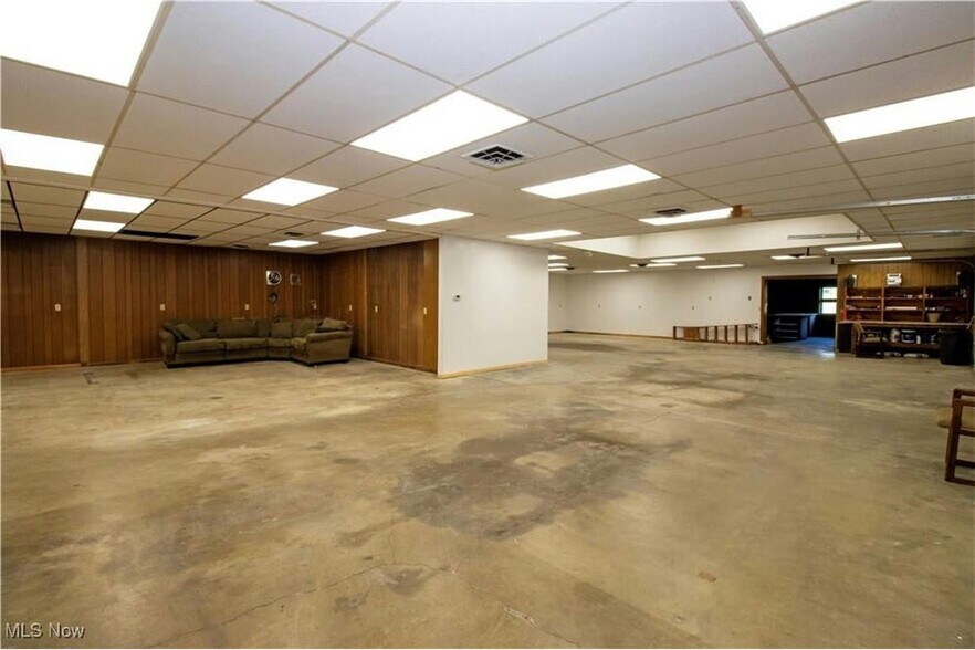 More Photos Of 390 E Wood St, Shreve Flex For Sale