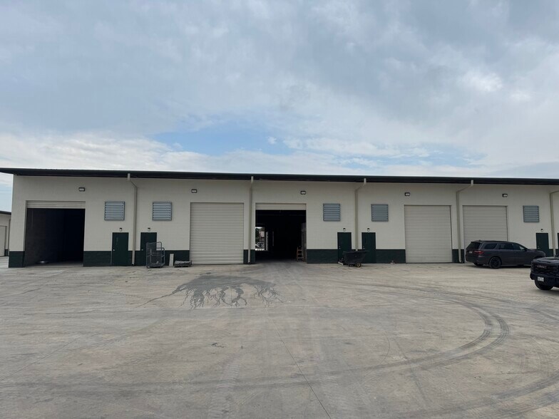 More Photos Of 11926 Rail Dr, San Antonio Unknown For Lease