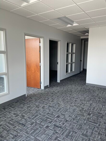 More Photos Of 2764-2808 W 14000 S, Bluffdale Showroom For Lease
