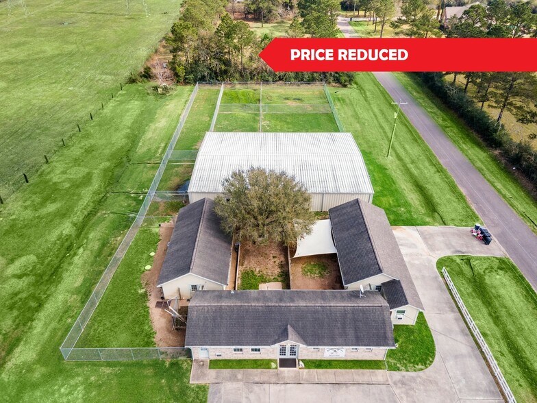 More Photos Of 1115 Dickinson Ave, Dickinson Veterinarian Kennel For Sale