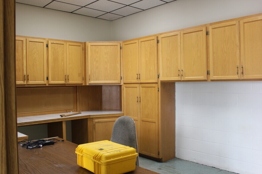 More Photos Of 1954 10 Av NW, Medicine Hat Warehouse For Sale