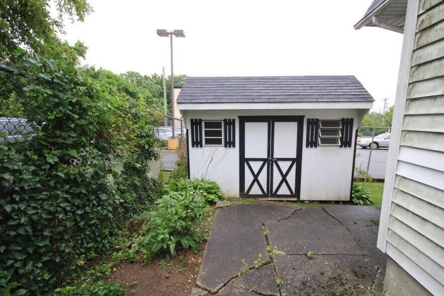 More Photos Of 3891 Amboy Rd, Staten Island Office Residential For Sale