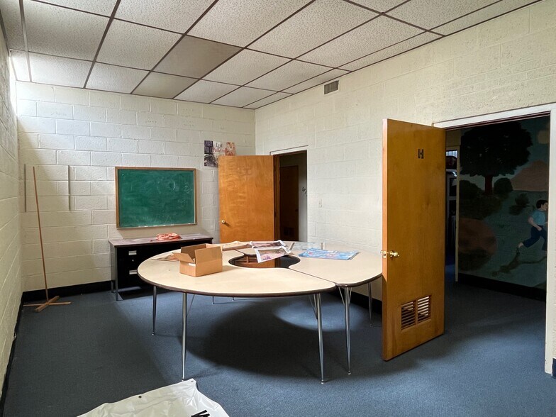 More Photos Of 8400 Park Ave, Allen Park Religious Facility For Lease