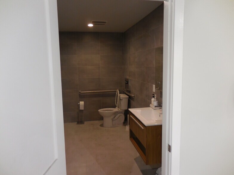 More Photos Of 1439 Plaza Del Amo, Torrance Warehouse For Sale