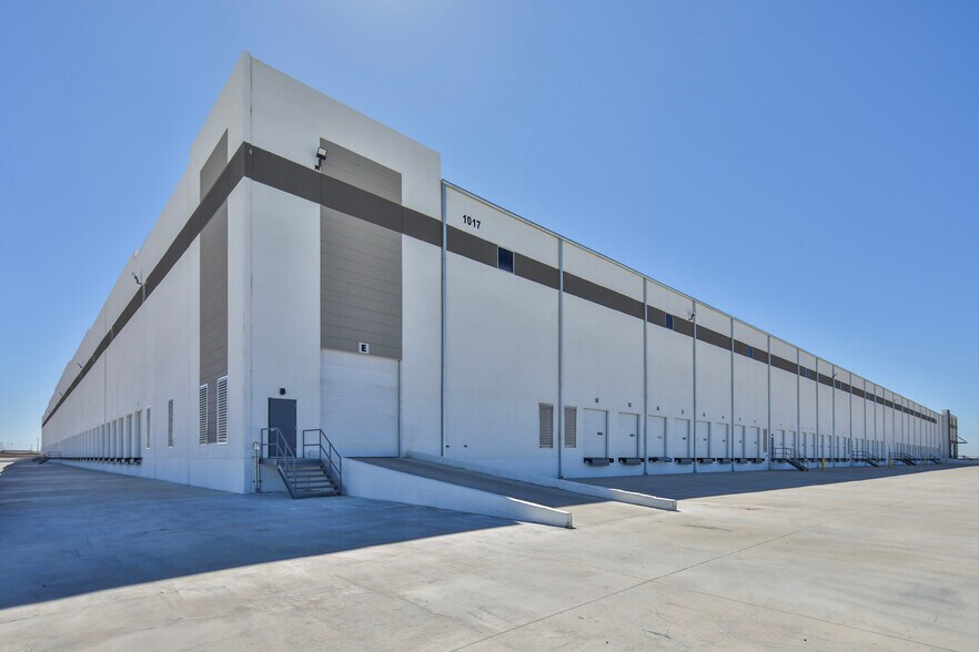 More Photos Of 1017 Northway Ln, Laredo Distribution For Lease