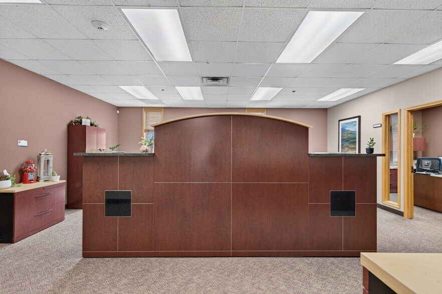 More Photos Of 852 W Bartlett Rd, Bartlett Office For Lease