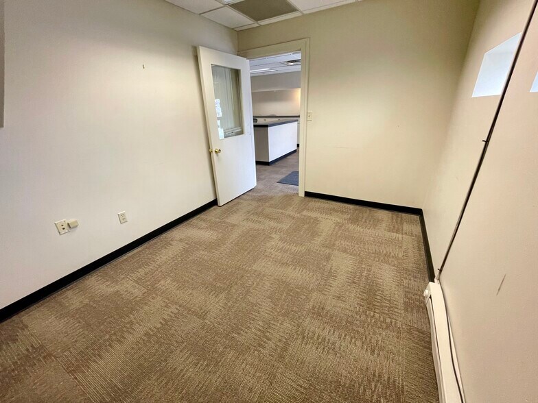 More Photos Of 120 16 1/2 St, Rock Island Office For Sale