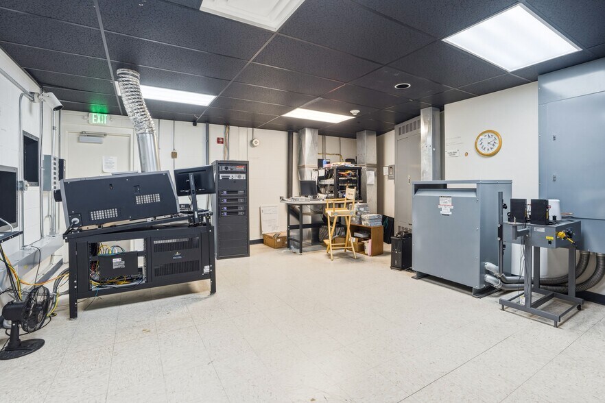 More Photos Of 655 N Opportunity Dr, Columbia City Movie Radio TVStudio For Sale