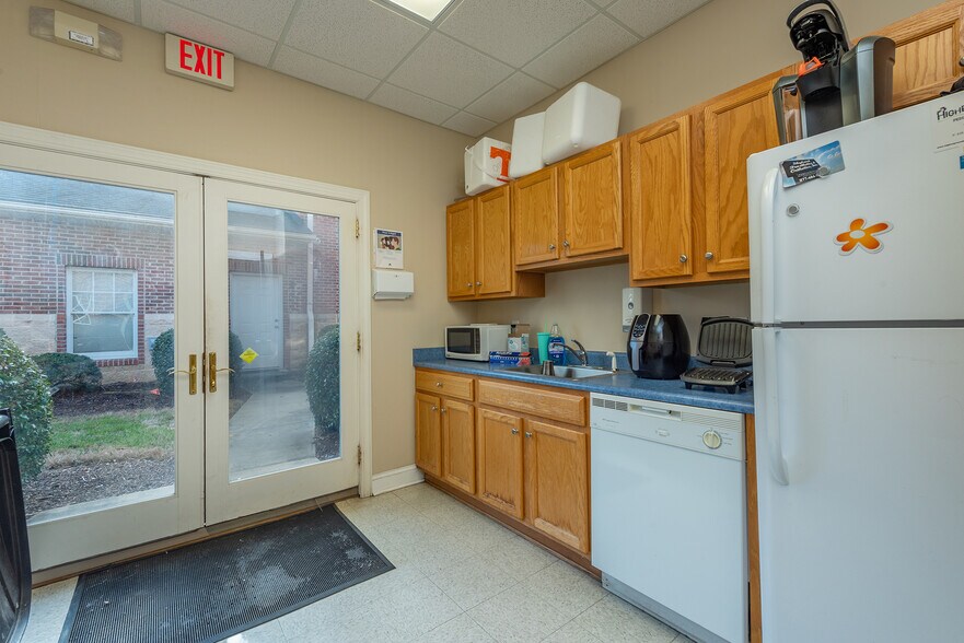 More Photos Of 110 Chadwick Square Ct, Hendersonville Medical For Sale