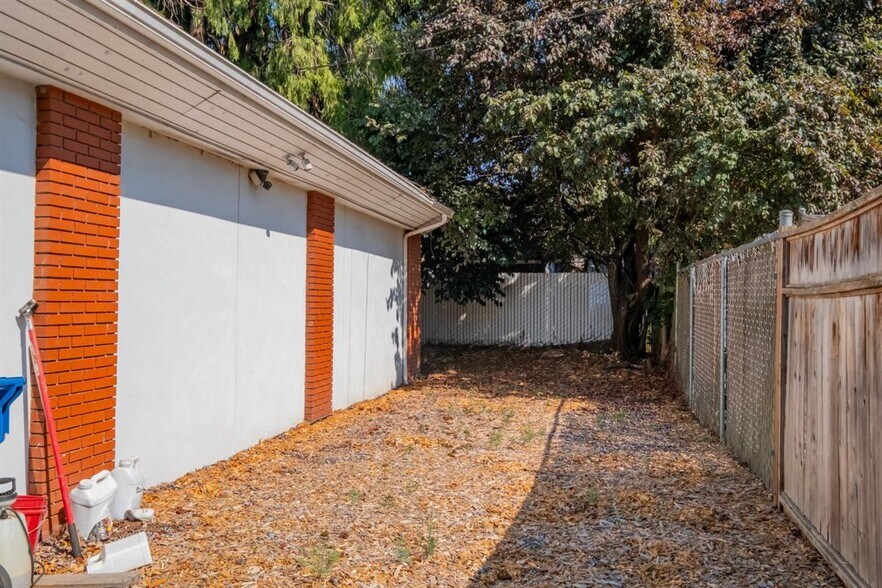 More Photos Of 1890 Capitol St NE, Salem Freestanding For Sale