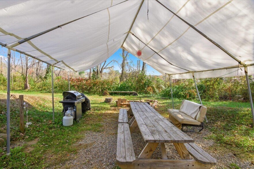 More Photos Of 204 Douglas Ln, Pearisburg Hospitality For Sale