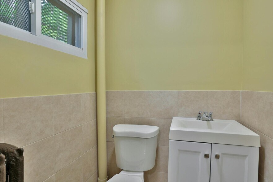 More Photos Of 68 Brook St, Croton On Hudson Showroom For Sale