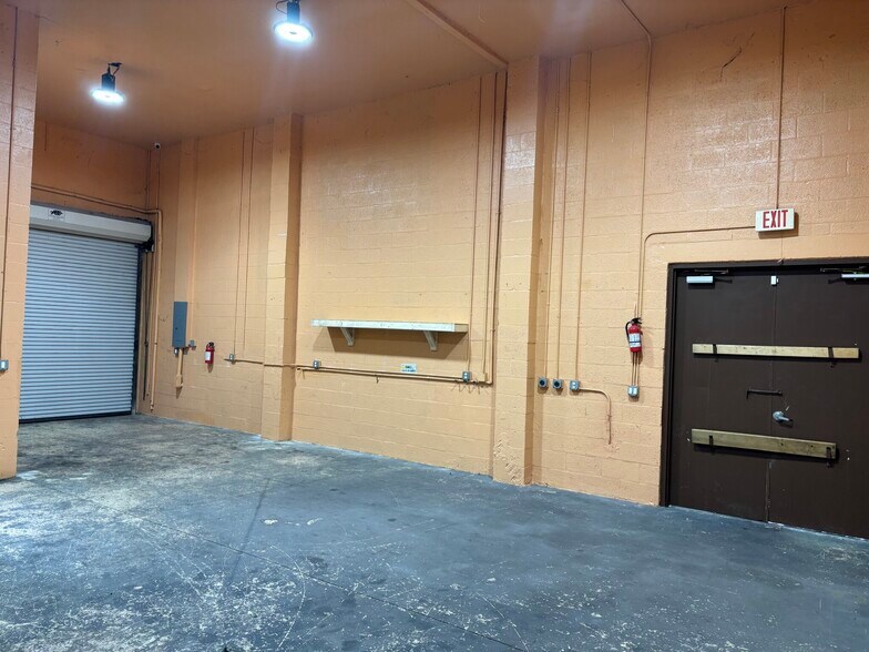 More Photos Of 434 NE 3rd Ave, Cape Coral Warehouse For Lease