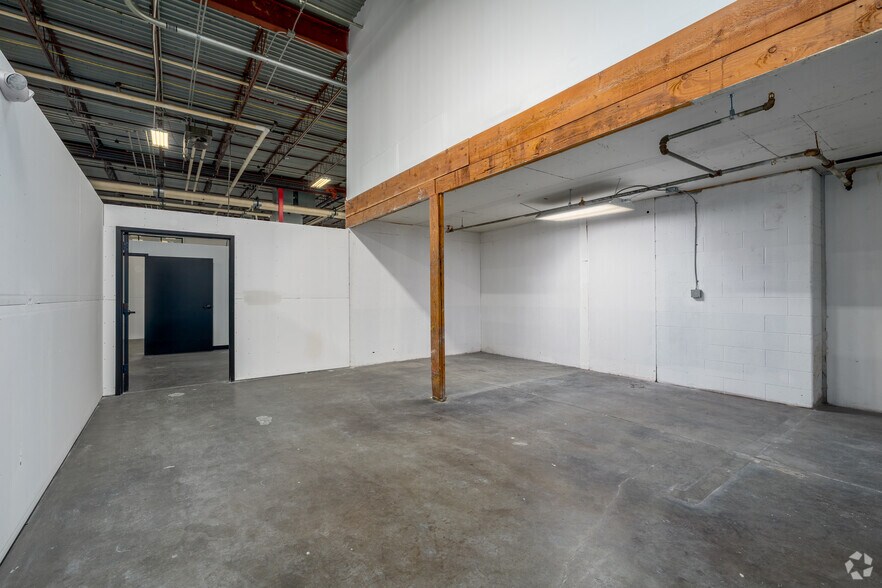 More Photos Of 20 W 14th Ave, North Kansas City Warehouse For Lease