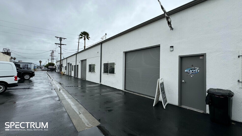 More Photos Of 15759 Strathern St, Van Nuys Warehouse For Lease