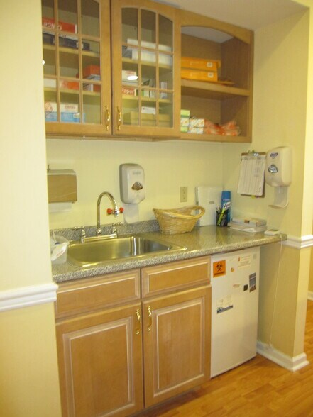 More Photos Of 199 Broad St, Bloomfield Medical For Lease