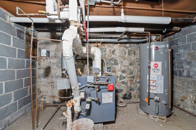 More Photos Of 1536 Gates Ave, Brooklyn Flex For Sale