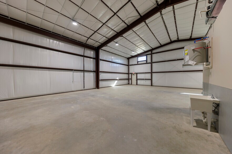 More Photos Of 6451 Silver Saddle Rd, Fort Worth Warehouse For Lease