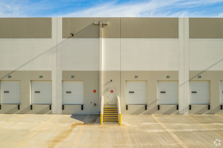 More Photos Of 2125 S 7th St, Phoenix Distribution For Lease