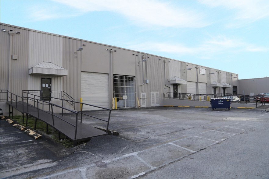 More Photos Of 2700-2734 NW 72nd Ave, Miami Warehouse For Lease