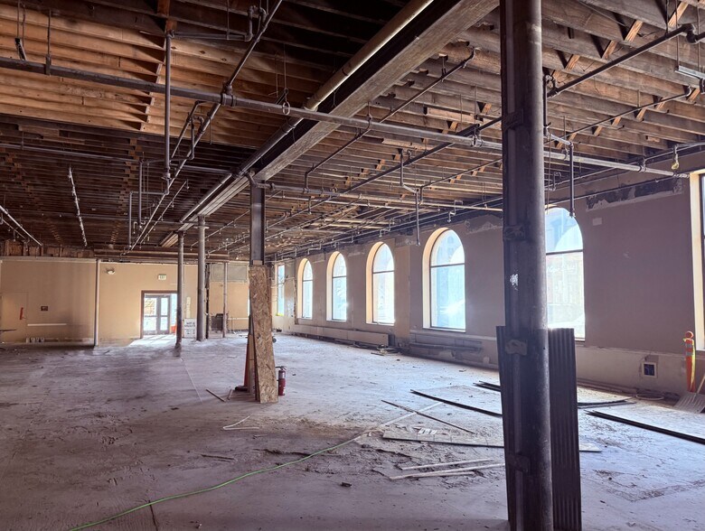 More Photos Of 103 Lincolnway, Valparaiso Storefront Retail Office For Lease