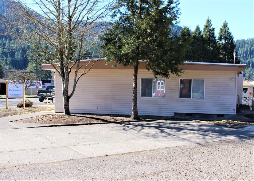More Photos Of 48247 Hills St, Oakridge Office For Sale