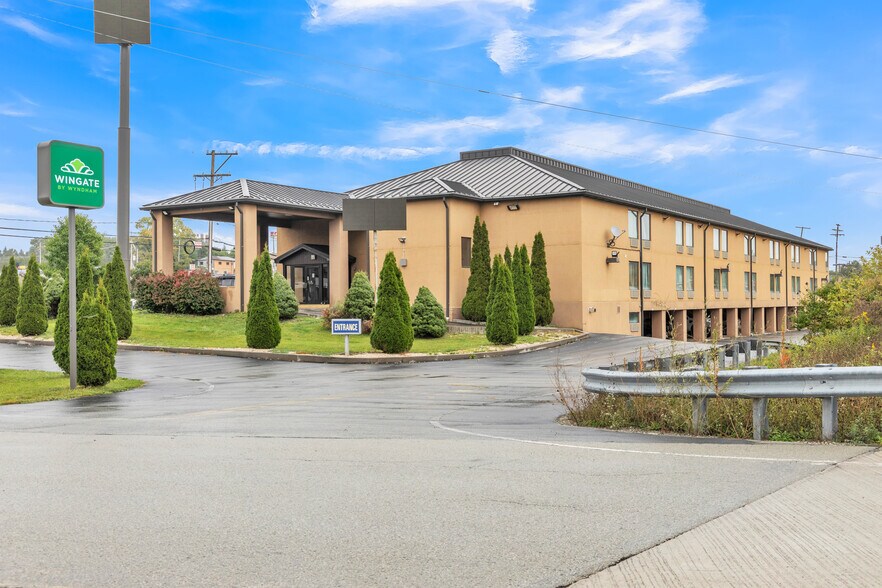 Primary Photo Of 138 Marsh Rd, Somerset Hotel For Sale