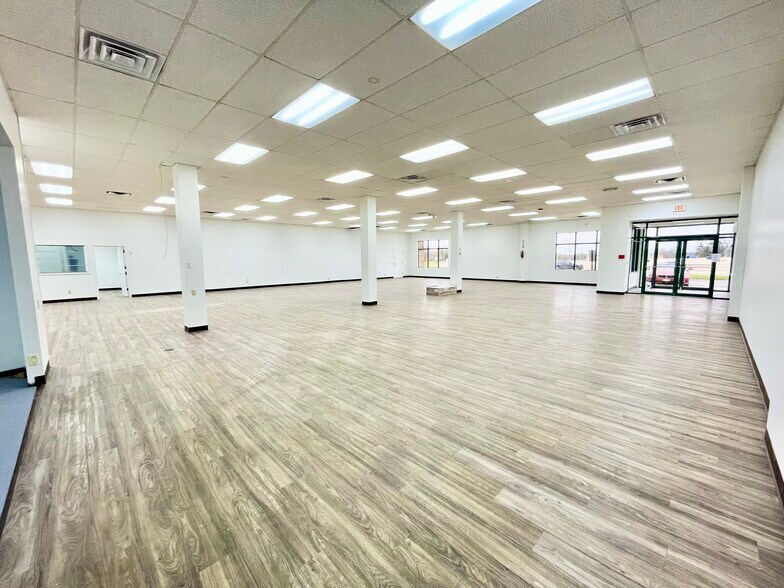 More Photos Of 7358 N Cherryvale Mall Dr, Rockford Storefront Retail Office For Lease