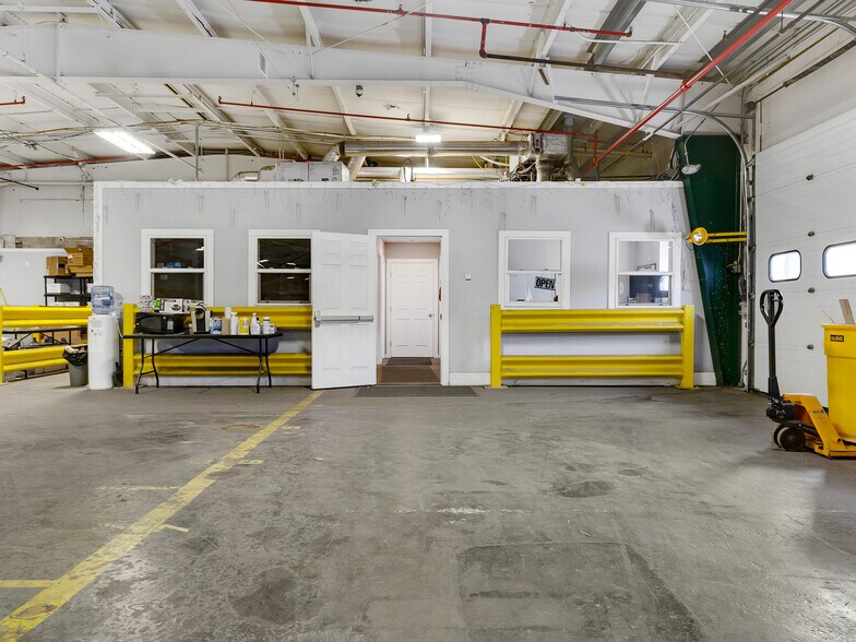 More Photos Of 16 Swamscott St, Newfields Warehouse For Lease