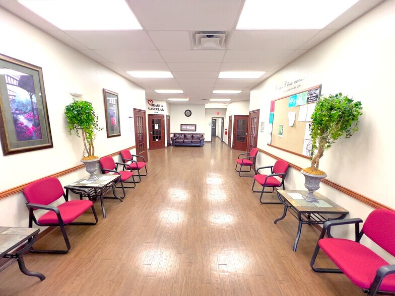 More Photos Of 1015 E Broadway St, Altus Medical For Lease