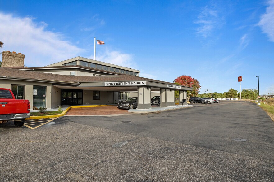 More Photos Of 5110 Main St, Stevens Point Hotel For Sale