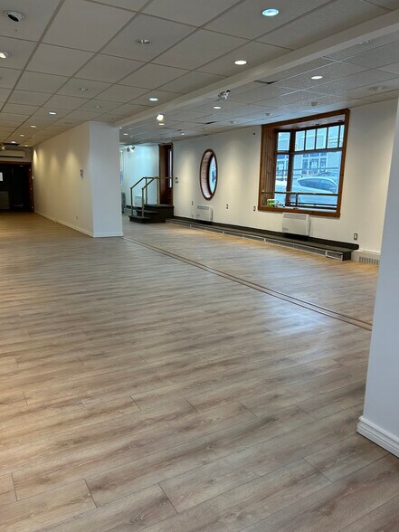 More Photos Of 116 Rue Principale E, Sainte-agathe-des-monts General Retail For Lease