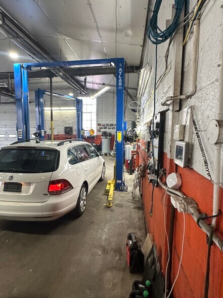 More Photos Of 2425 Herr St, Harrisburg Auto Repair For Sale