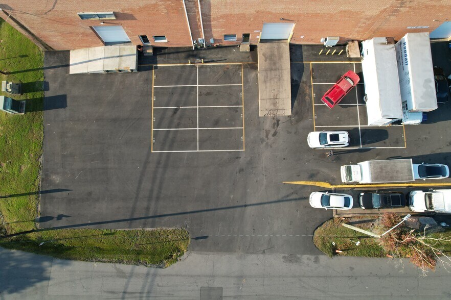 More Photos Of 9126-9166 Euclid Ave, Manassas Warehouse For Lease