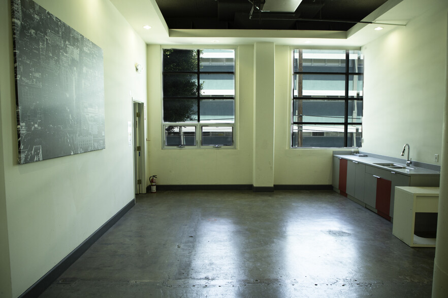 More Photos Of 2700 S Grand Ave, Los Angeles Warehouse For Sale