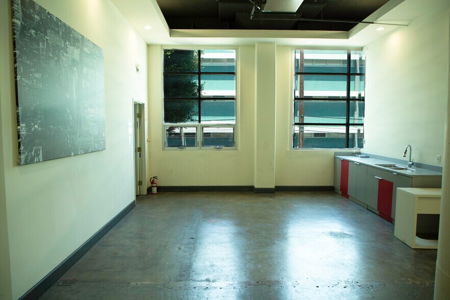 More Photos Of 2700 S Grand Ave, Los Angeles Warehouse For Sale
